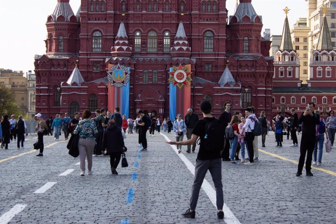 Archivo - 24 April 2023, Russia, Moscow: Visitors walk at Red Square in Moscow. Russia celebrates Victory Day every year on 9 May. Mass media reports that in 2023, only one foreign head of state will attend the traditional military parade on Red Square. P