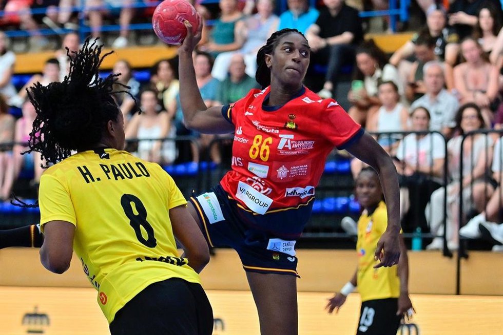 Shandy Barbosa, en un partido con la selección española de balonmano.