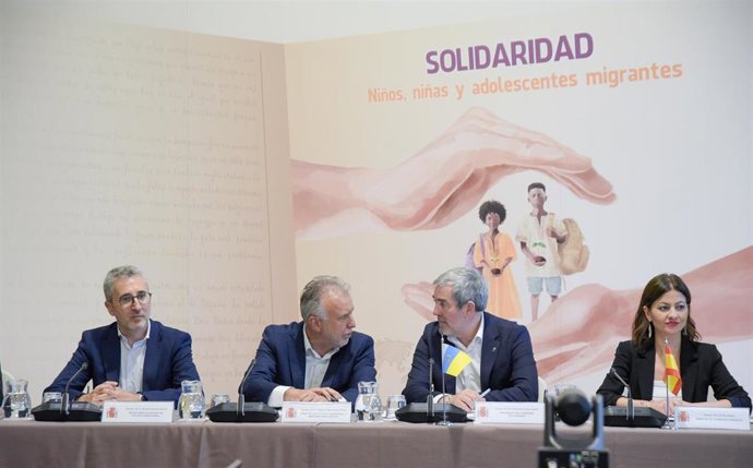 (2I-D) El ministro de Política y Memoria Democrática, Ángel Víctor Torres; el presidente de Canarias, Fernando Clavijo y la ministra de Juventud e Infancia, Sira Rego, durante la Conferencia Sectorial de Infancia y Adolescencia.