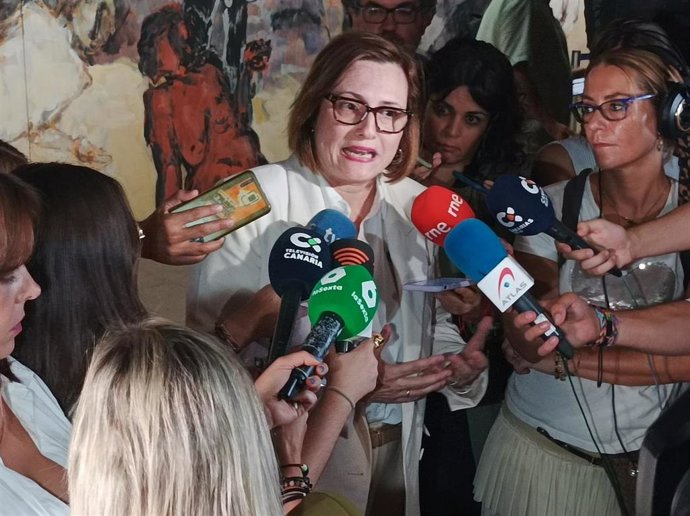 La consejera de Derechos Sociales del Gobierno de Canarias, Candelaria Delgado, atiende a los medios de comunicación tras la Conferencia Sectorial de Infancia y Adolescencia donde se ha debatido la reforma del artículo 35 de la Ley de Extranjería