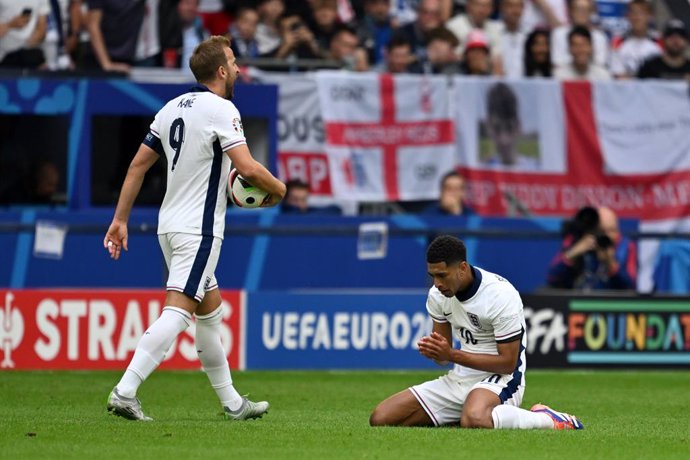 30 June 2024, North Rhine-Westphalia, Gelsenkirchen: England's Harry Kane (L) and England's Jude Bellingham on the pitch during the UEFA EURO 2024 round of 16 soccer match between England and Slovakia at the Schalke Arena. Photo: Bernd Thissen/dpa