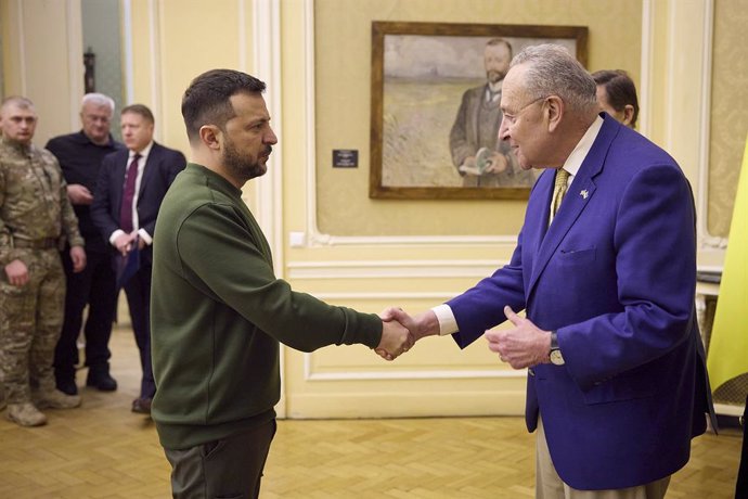 Archivo - February 23, 2024, Lviv, Ukraine: Ukrainian President Volodymyr Zelenskyy, left, welcomes U.S Senate Majority Leader Sen. Chuck Schumer, D-NY, right, before a bilateral meeting with a delegation of democratic senators, February 23, 2024 in Lviv,