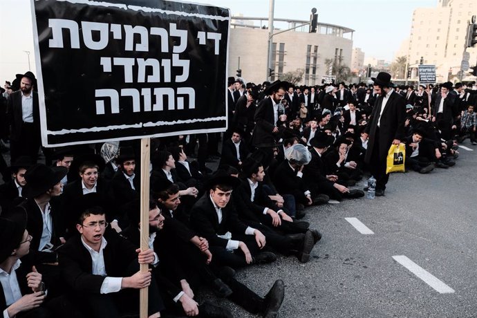 Archivo - March 8, 2018 - Jerusalem, Israel - Thousands of ultra-Orthodox Jewish men protest military conscription and the arrest by military police of draft dodgers, blocking the main entrance to Jerusalem, Israel's capital city. In fact, the ultra-Ortho