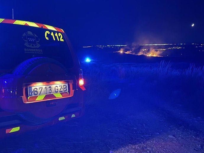 Bomberos de la Comunidad de Madrid participan en la extinción de un incendio tras quemar 30 hectáreas de pasto y matorral en Chinchón