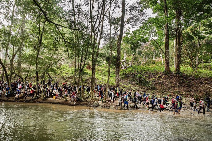 Archivo - Un grupo de migrantes atraviesa el Tapón del Darién, en la frontera entre Colombia y Panamá