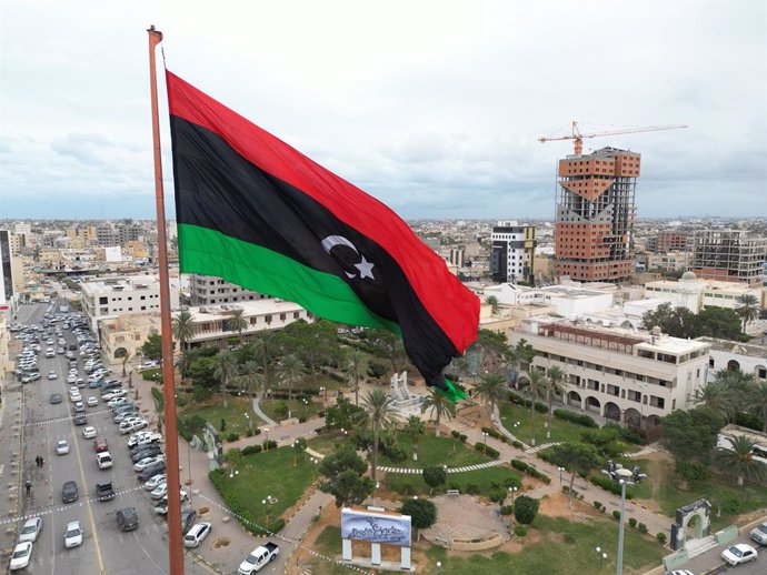 Archivo - December 21, 2022, Qab?lat al Maq?abah, Shaâ€�b?yat Mi?r?tah, Libya: (EDITOR'S NOTE: Image taken by a drone).Libyan flag waves in the city center in Misrata, Libya.