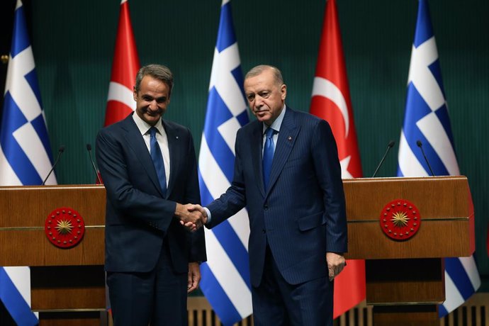 Archivo - ANKARA, May 13, 2024  -- Turkish President Recep Tayyip Erdogan (R) shakes hands with Greek Prime Minister Kyriakos Mitsotakis at a joint press conference in Ankara, Trkiye, on May 13, 2024. Erdogan and Mitsotakis on Monday underscored the sig