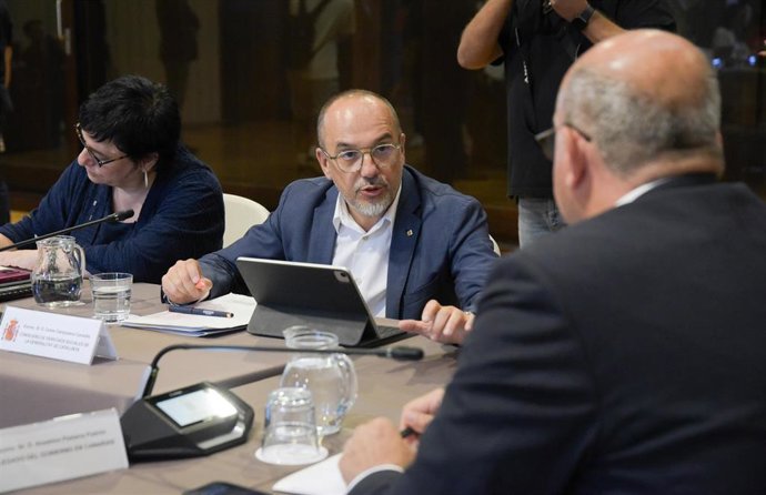 El conseller de Derechos Sociales de la Generalitat de Catalunya en funciones, Carles Campuzano (c), durante la reunión de la Conferencia Sectorial de Infancia y Adolescencia, a 10 de julio de 2024, en Santa Cruz de Tenerife, Canarias (España). En la ci