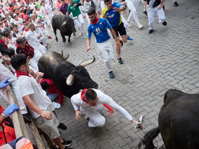 Corredores durante el quinto encierro de los Sanfermines 2024, a 11 de julio de 2024, en Pamplona, Navarra (España).