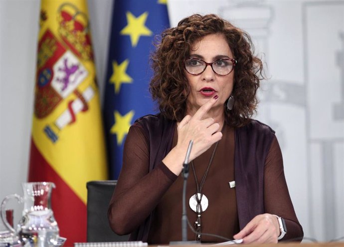 Archivo - La ministra de Hacienda y Portavoz del Gobierno, María Jesús Montero, durante la rueda de prensa ante los medios de comunicación tras el Consejo de Ministros en La Moncloa, Madrid (España), a 4 de febrero de 2020.