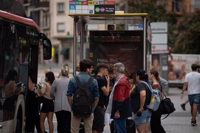 Archivo - Varias personas esperan en la parada del autobús, a 23 de septiembre de 2022, en Barcelona, Catalunya (España)