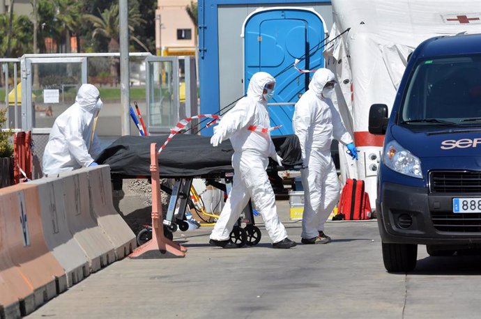 Archivo - Trasladan a un migrante fallecido en una travesía en patera en el Puerto de los Cristianos, en Tenerife, Canarias (España), a 26 de marzo de 2021. 