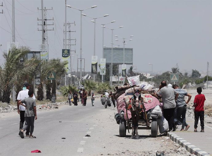 July 10, 2024, Al-Bureij, Gaza Strip, Palestinian Territory: Palestinian families migrate to the southern parts of the Gaza Strip by way of the Salah Al-Din Street after Israeli attacks in Gaza City, Gaza on July 10, 2024