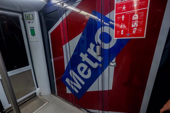 Interior de un vagón de metro, a 22 de junio de 2024, en Madrid (España).