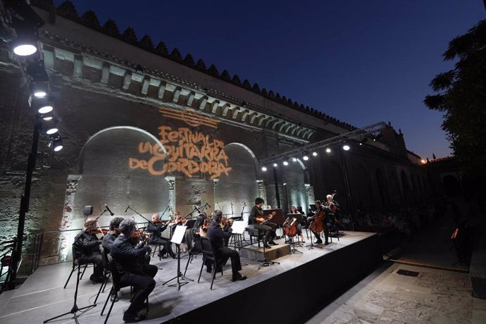 La Orquesta de Córdoba y Avi Avital actúan en el Patio de los Naranjos de la Mezquita-Catedral.