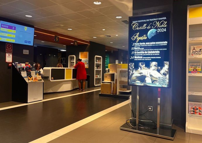 Pantalla de una oficina de correos de Huelva con el cartel promocional del Festival Castillo de Niebla.