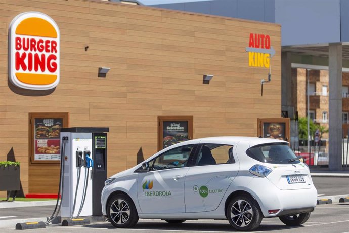 Archivo - Portugal.- Iberdrola y RB Iberia (Burger King) instalarán 400 puntos de recarga para coches eléctricos en restaurantes