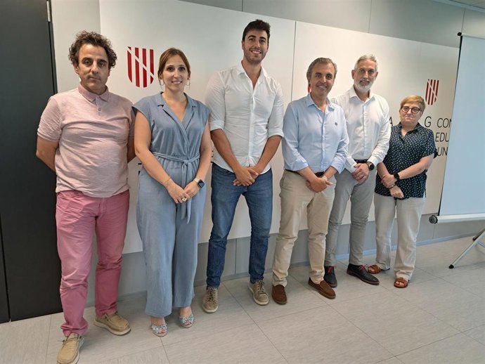 El conseller de Educación y Universidades, Antoni Vera, junto al alcalde de Sant Lloren, Jaume Soler, en la reunión sobre el nuevo instituto del municipio.