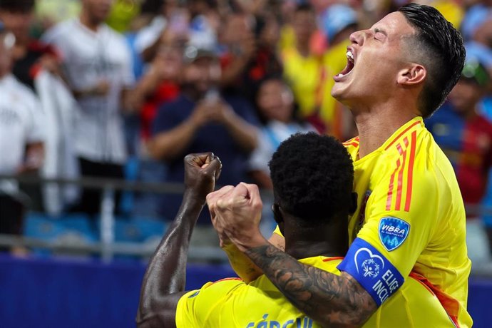 EL capitán de Colombia, James Rodríguez, celebra un gol ante Uruguay, junto a su compañero Davinson Sánchez, en las semifinales de la Copa América, disputadas en el Bank of America Stadium.