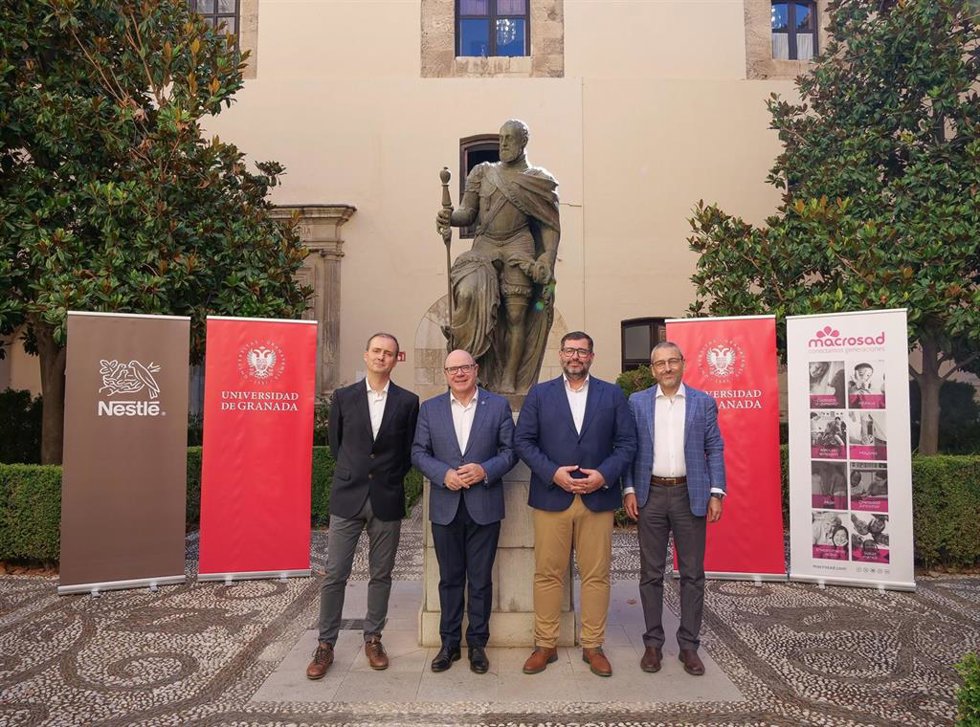 Acto de la firma del convenio de colaboración para la creación del proyecto de investigación 'Comedores intergeneracionales'