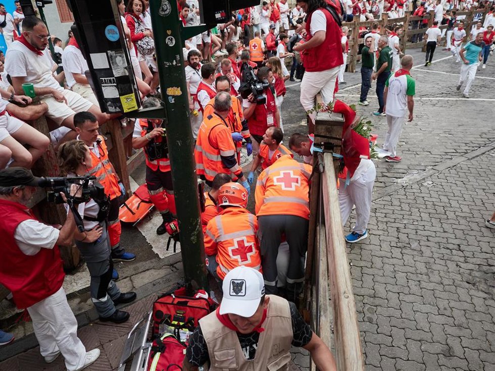Sanitarios de la Cruz Roja atienden a un herido durante el quinto encierro de los Sanfermines 2024, a 11 de julio de 2024, en Pamplona, Navarra (España). Los toros de la ganadería Domingo Hernández han protagonizado el quinto encierro de los Sanfermines