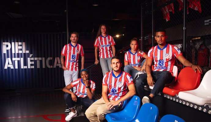 El Atlético de Madrid presenta su nueva equipación para la temporada 2024-2025.