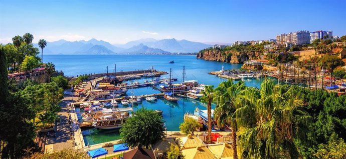 Unique ancient ruins and extensive beaches by the glittering sea, picturesque old towns and great hospitality: Turkey offers all this and much more. On almost every trip, the customer also stands at the harbor in the old town of Antalya and enjoys a panor