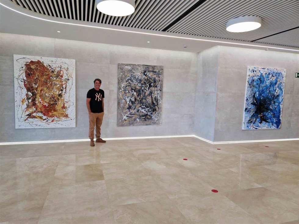 Curro Leyton presenta parte de su último trabajo pictórico en las nuevas instalaciones de Quirónsalud Marbella