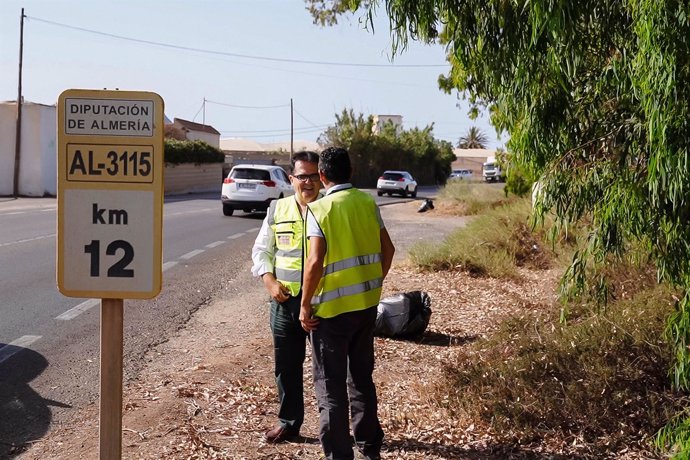 El diputado provincial de Fomento en Almería visita los trabajos de desbroce en las carreteras provinciales