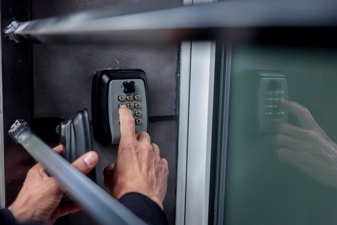 Archivo - Caja de seguridad de un piso turístico, a 20 de mayo de 2024, en Madrid (España). 