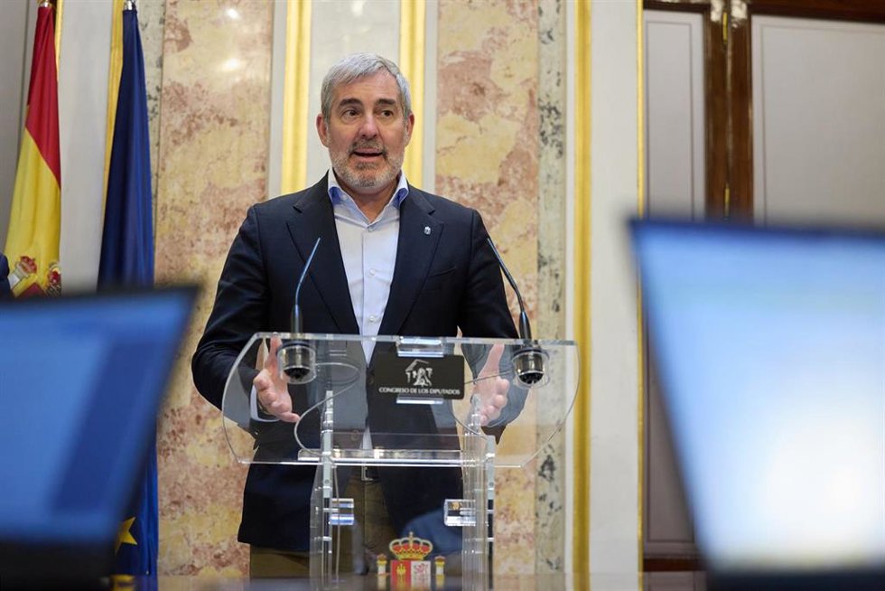 El presidente del Gobierno de Canarias, Fernando Clavijo, ofrece una rueda de prensa tras una reunión con los portavoces del PP, PSOE y Vox del Parlamento de Canarias en el Congreso de los Diputados