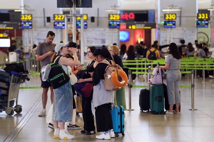 Imágenes de turistas a su llegada al aeropuerto de Málaga-Costa del Sol, a 1 de julio de 2024, en Málaga, Andalucía (España). 