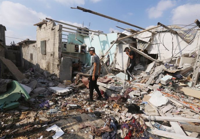 Un palestino entre los restos de una vivienda bombardeada por el Ejército de Israel en la cliudad de Al Zuaida, en el centro de la Franja de Gaza (archivo)