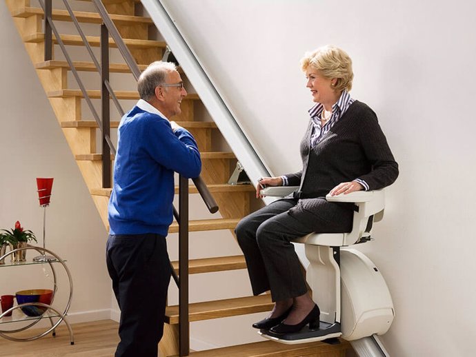 Las sillas salvaescaleras son la mejor solución para personas con movilidad reducida