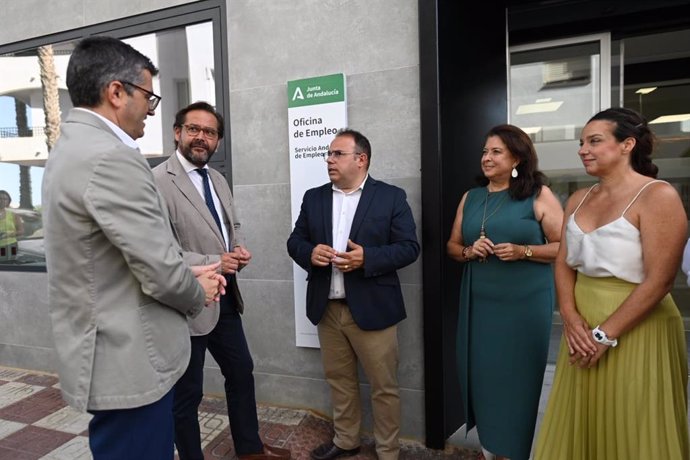 El delegado del Gobierno andaluz en Granada, Antonio Granados, ha visitado las nuevas instalaciones de la oficina del Servicio Andaluz de Empleo de Almuñécar (Granada) .