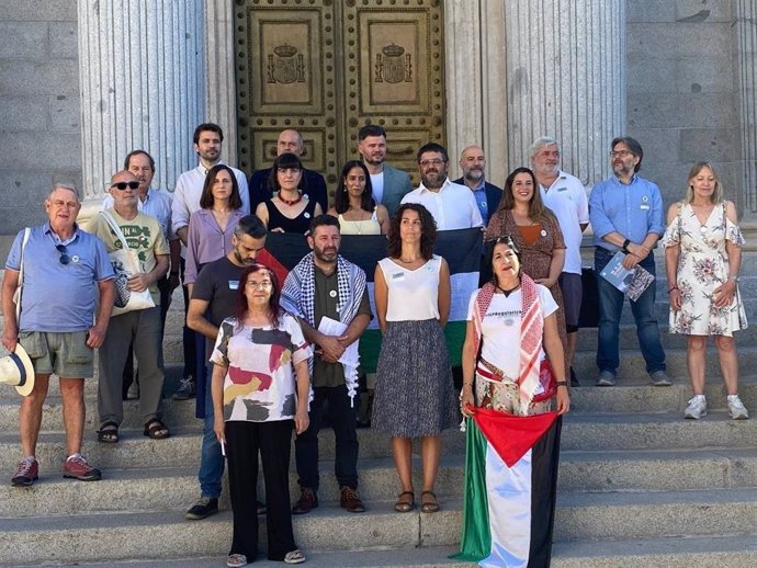 Representantes de más de 500 organizaciones y sindicatos y asociaciones vecinales de la campaña "Fin del comercio de armas con Israel" registrarán en el Congreso de los Diputados una proposición para incluir el embargo militar en la legislación española