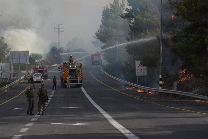 Bomberos de Israel luchan contra un incendio provocado por un ataque con drones por parte del partido-milicia chií Hezbolá desde el sur de Líbano (archivo)