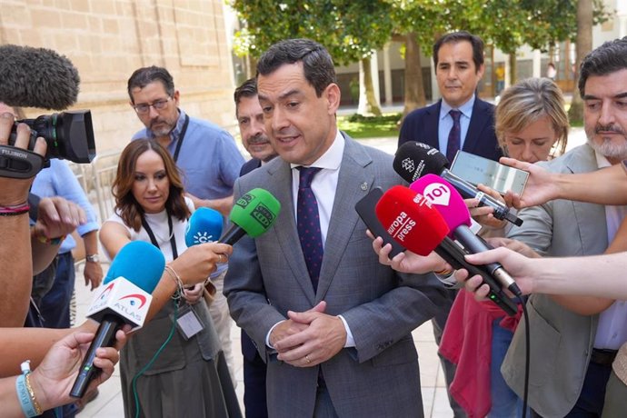 El presidente de la Junta de Andalucía, Juanma Moreno, atiende a los medios en el Parlamento andaluz.