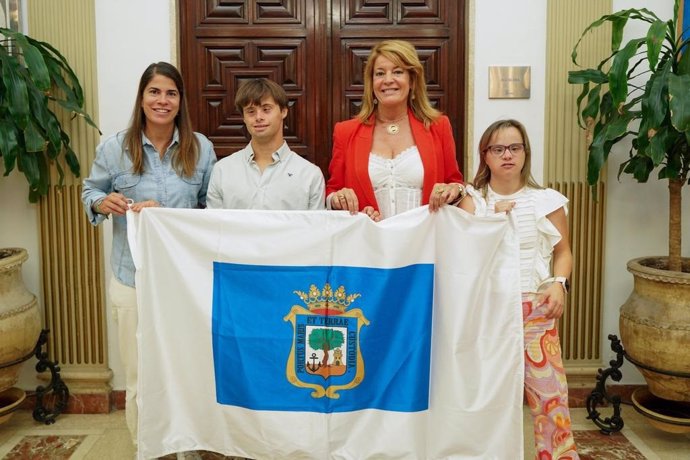 Recibimiento a los deportistas a los deportistas del Club Onubense de Deportes Adaptados (CODA) Nicolás Castaño y Blanca Betanzos en el Ayuntamiento de Huelva.