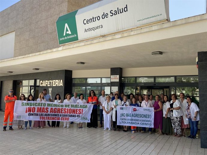 Concentación de sanitarios tras una agresión