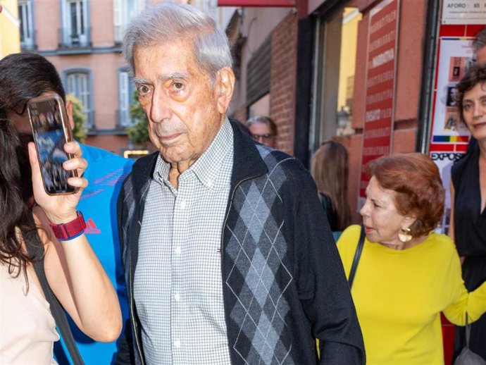 Mario Vargas Llosa y Patricia Llosa asisten a la presentación del libro de la escritora peruana Verónica Ramírez en Madrid