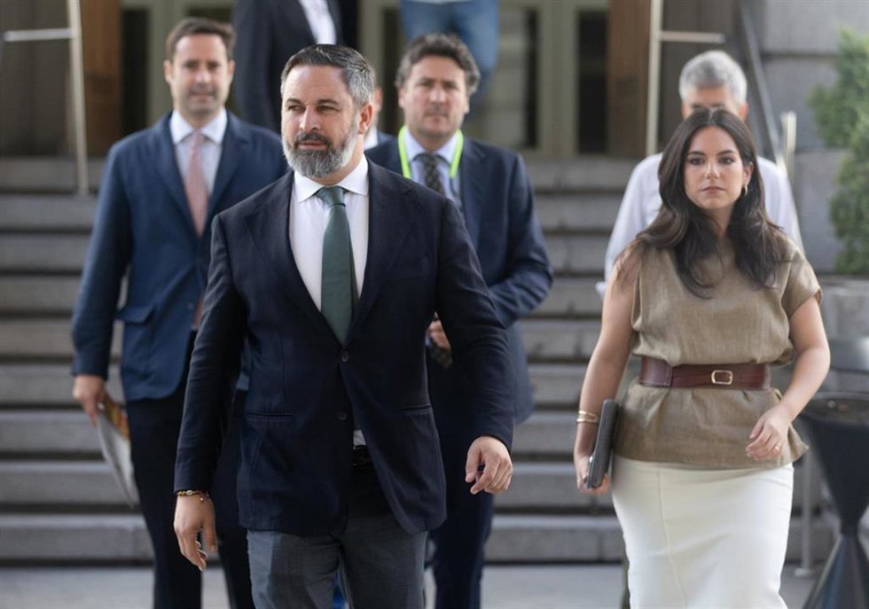 El líder de VOX, Santiago Abascal y la portavoz de VOX en el Congreso, Pepa Millán, llegan al pleno extraordinario en el Congreso de los Diputados, a 11 de julio de 2024, en Madrid (España).