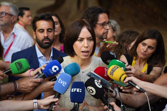 La ministra de Ciencia, Innovación y Universidades, y secretaria general del PSPV-PSOE, Diana Morant, atiende a los medios de comunicación durante una sesión plenaria en Les Corts Valencianes, a 11 de julio de 2024, en Valencia