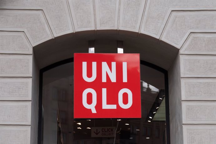 Archivo - Letrero de la tienda Uniqlo en el Paseo de Gracia en Barcelona, a 15 de enero de 2024, en Barcelona, Catalunya (España). Según los datos recabados por la consultora Savills, el paseo de Gràcia es la calle más cara de España por estar llena de ma