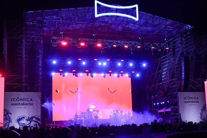 El cantante Carlos Vives durante su actuación en el concierto de hoy en la ciudad hispalense, a 10 de julio de 2024, en Sevilla, Andalucía (España). El cantante Carlos Vives, reconocido como 'Persona del Año' por la Academia Latina de la Grabación, da ini