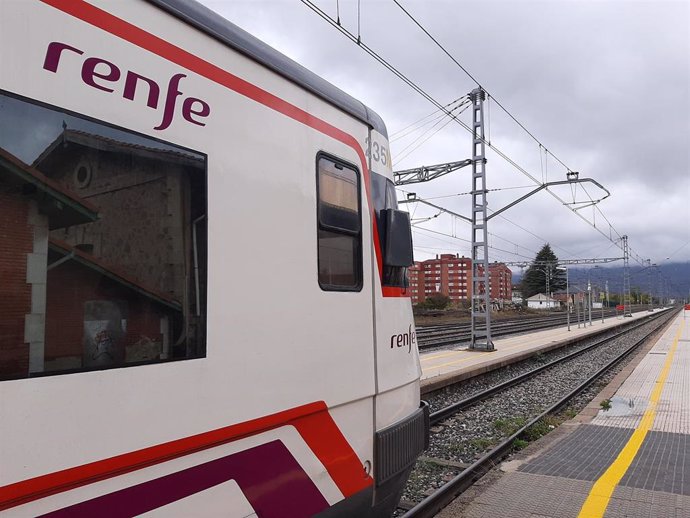 Archivo - Tren de Renfe en la estación de Reinosa. Cercanías. Transporte público