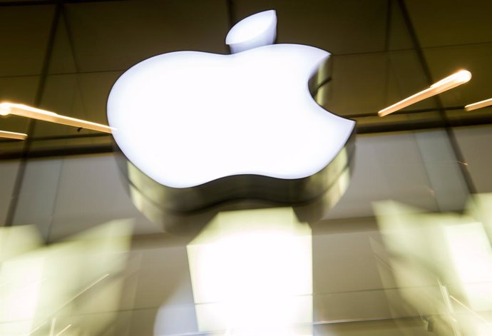 Archivo - FILED - 17 February 2016, Munich: A general view of the Apple logo on the facade of the Apple store in Munich. The European Commission is to scrutinize Apple for allegedly distorting competition in the mobile payment sector by reserving certain 