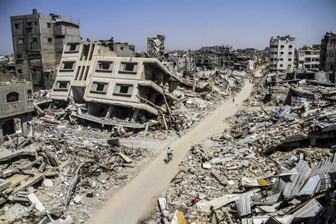 Palestinos entre edificios destruidos por los ataques del Ejército de Israel contra la ciudad de Beit Lahia, situada en el norte de la Franja de Gaza (archivo)