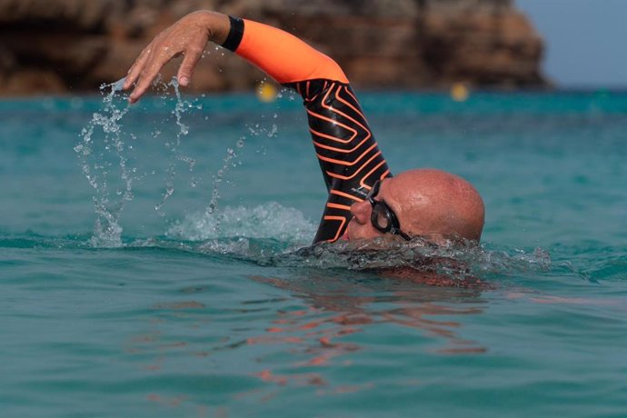 El entrenador personal Martin Giacchetta completa la vuelta a nado a Formentera para visibilizar la lucha contra la fibrosis quística.