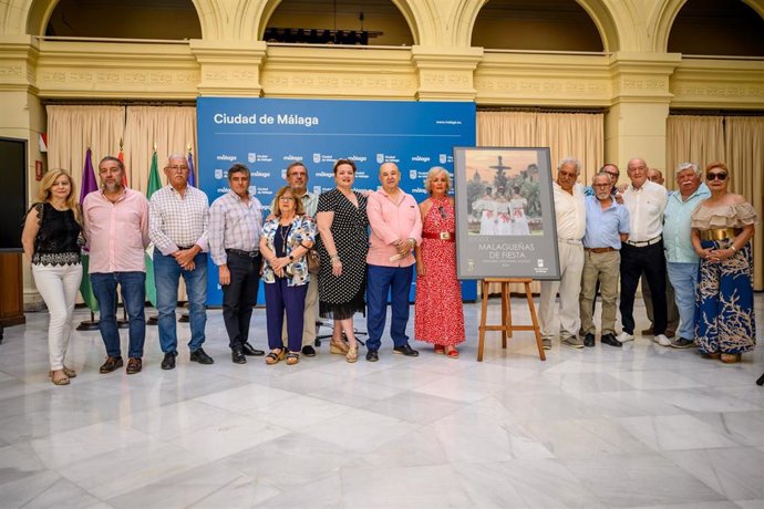 La concejala delegada de Servicios Operativos, Playas y Fiestas, Teresa Porras, acompañada, entre otros, del presidente de la Federación Malagueta de Peñas Manuel Curtido, en la final de la 39 edición de las Malagueñas de Fiesta